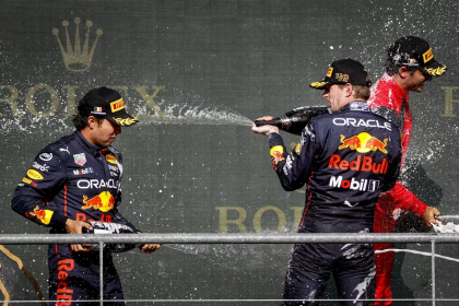 Verstappen comanda festa da Red Bull no pódio do GP da Bélgica