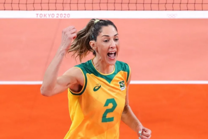 Carol Gattaz comemorando ponto pelo Brasil