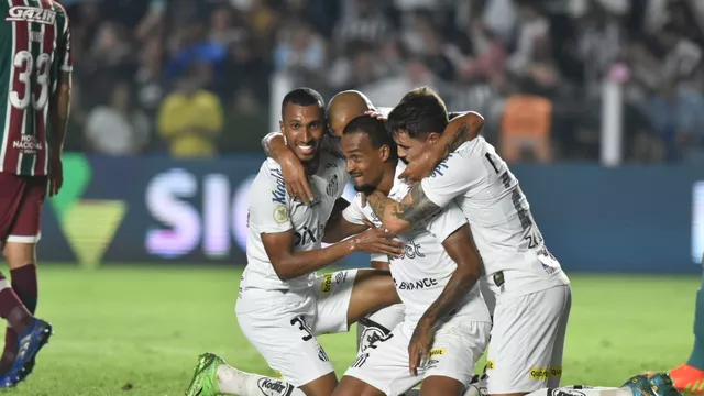 Luiz Felipe comemora gol em Santos x Fluminense