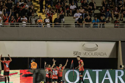 ogadores do Atlético-GO festejam gol contra o São Paulo