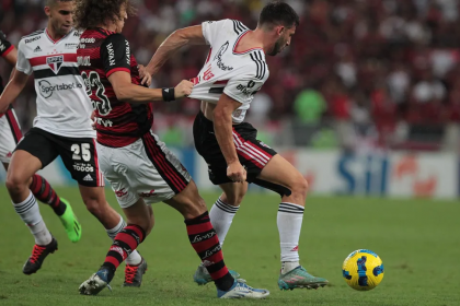 Calleri é puxado por David Luiz em Flamengo x São Paulo