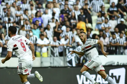 Calleri comemora gol do São Paulo contra o Ceará (Foto: Kely Pereira/AGIF)