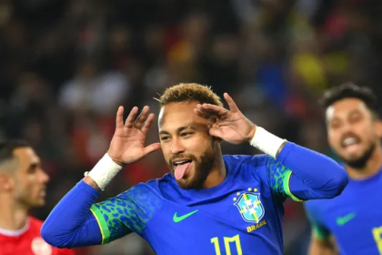 Neymar faz comemoração característica em Brasil x Tunísia (Foto: Anne-Christine POUJOULAT / AFP)