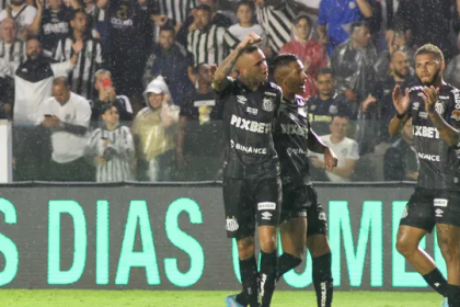 Luan festeja gol pelo Santos contra o Athletico (Foto: Fernanda Luz/AGIF)