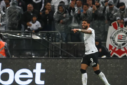 Yuri Alberto comemora o segundo gol do Corinthians contra o Atlético-GO