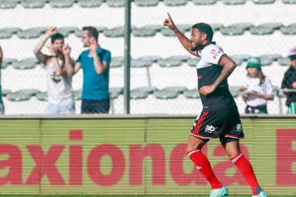 Reinaldo festeja gol do São Paulo contra o Juventude (Foto: Luiz Erbes/AGIF)