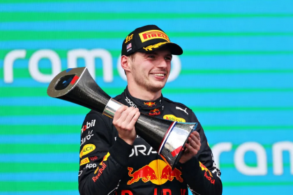 Max Verstappen recebe troféu da vitória no GP dos EUA da F1 2022 — Foto: Peter Fox/Getty Images