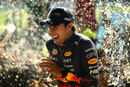 Sergio Pérez comemora a vitória no GP de Singapura, seu segundo triunfo na temporada 2022