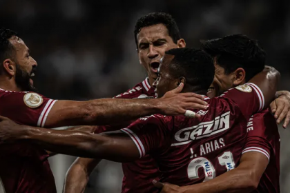 Jogadores do Fluminense comemram gol de Cano (Foto: MARCELO GONÇALVES / FLUMINENSE FC)