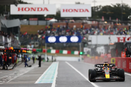 Max Verstappen deixa os boxes no primeiro treino para o GP do Japão de F1 2022