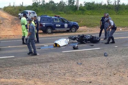 Motociclista, de 22 anos, teve sua morte confirmada no local do acidente.