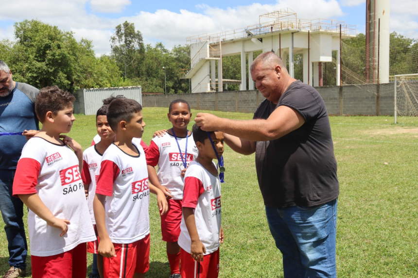 Cerca de 80 crianças participam da confraternização anual de encerramento das aulas de Futebol da SEJEL