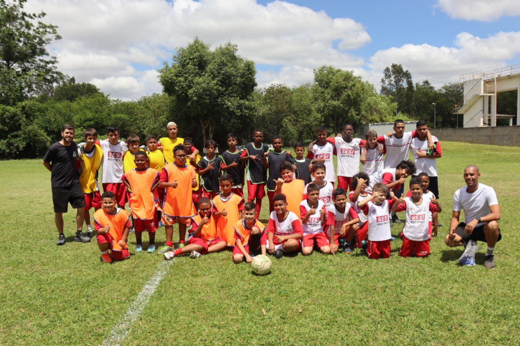 Cerca de 80 crianças participam da confraternização anual de encerramento das aulas de Futebol da SEJEL