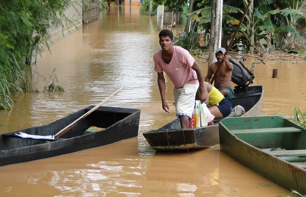 Chuvas obrigam mais de 8,6 mil a deixarem suas casas em todo o país
