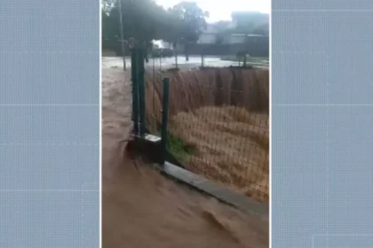 Chuva forte forma 'cachoeira' em Nova Odessa — Foto: Reprodução/EPTV