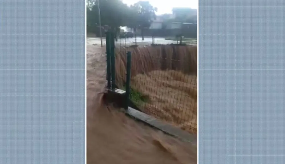 Chuva forte forma 'cachoeira' em Nova Odessa — Foto: Reprodução/EPTV