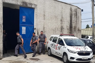 Policiais militares em empresa de segurança alvo de furto em Campinas — Foto: Júnia Vasconcelos/EPTV