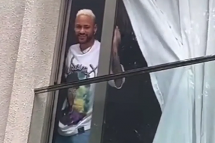 Neymar acena para fãs em sua casa em São Paulo — Foto: Reprodução/Twitter