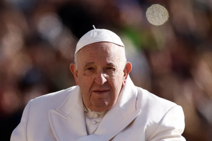 Papa Francisco tem bronquite infecciosa e está melhorando, diz Vaticano — Foto: Guglielmo Mangiapane/Reuters
