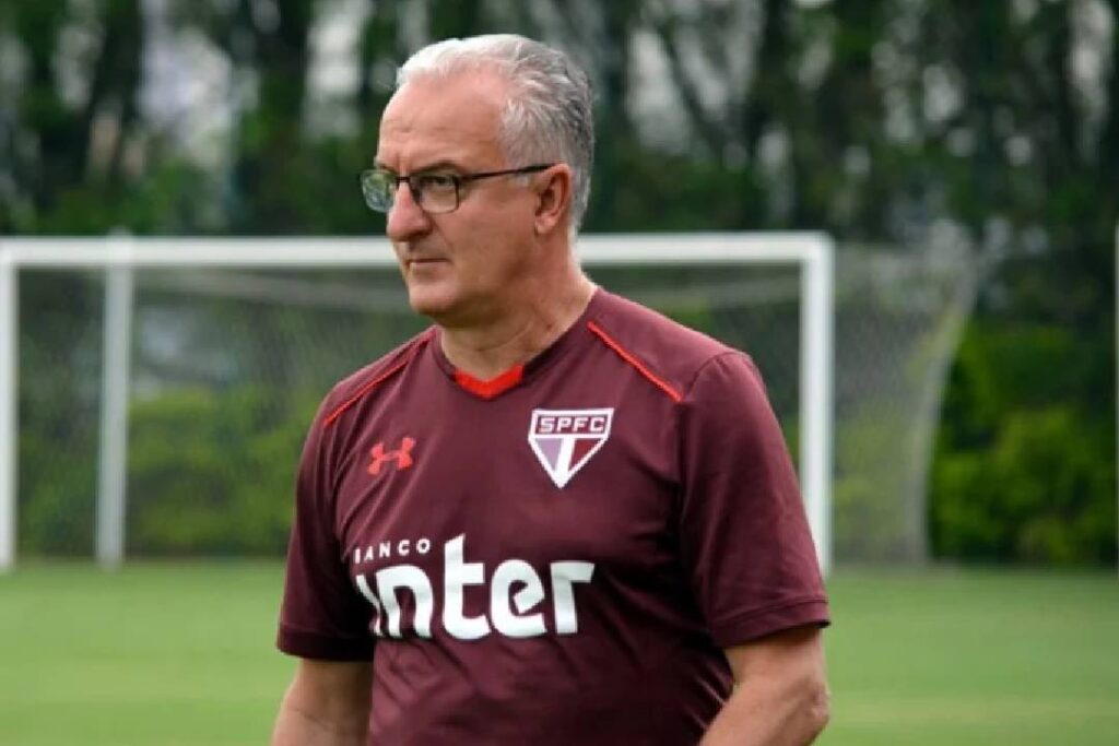 Dorival durante treino do São Paulo em 2017 