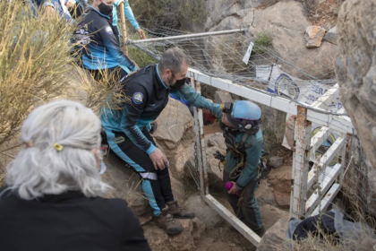 Mulher deixa caverna após 500 dias sem contato com o mundo externo — Foto: Jorge Guerrero/ AFP