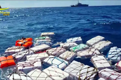Itália apreende 2 toneladas de cocaína que estavam boiando no mar — Foto: Guardia di Finanza press office/AFP