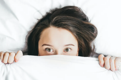 Na insônia, a pessoa tem dificuldade de iniciar o sono, de permanecer dormindo ou ambos. — Foto: Alexandra Gorn na Unsplash