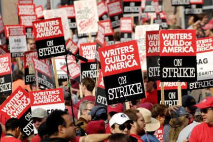 Roteiristas de Hollywood entraram em greve — Foto: REUTERS/Chris Pizzello/File Photo