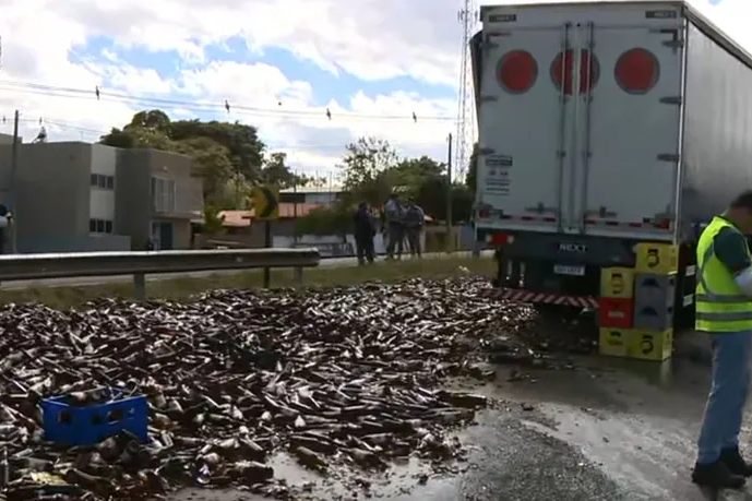 Carga de cerveja cai de caminhão e interdita rodovia em Jaguariúna — Foto: Reprodução/EPTV