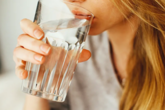 Calculadora da água: descubra quanto você deve beber por dia; 2 litros não valem para todos — Foto: Daria Shevtsova/Pexels
