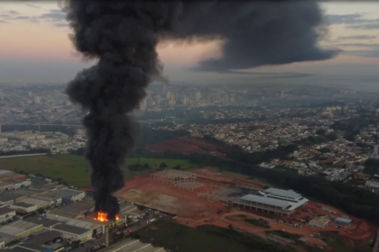Incêndio pôde ser visto de vários pontos de Americana — Foto: Reggis Pinheiro Filmes