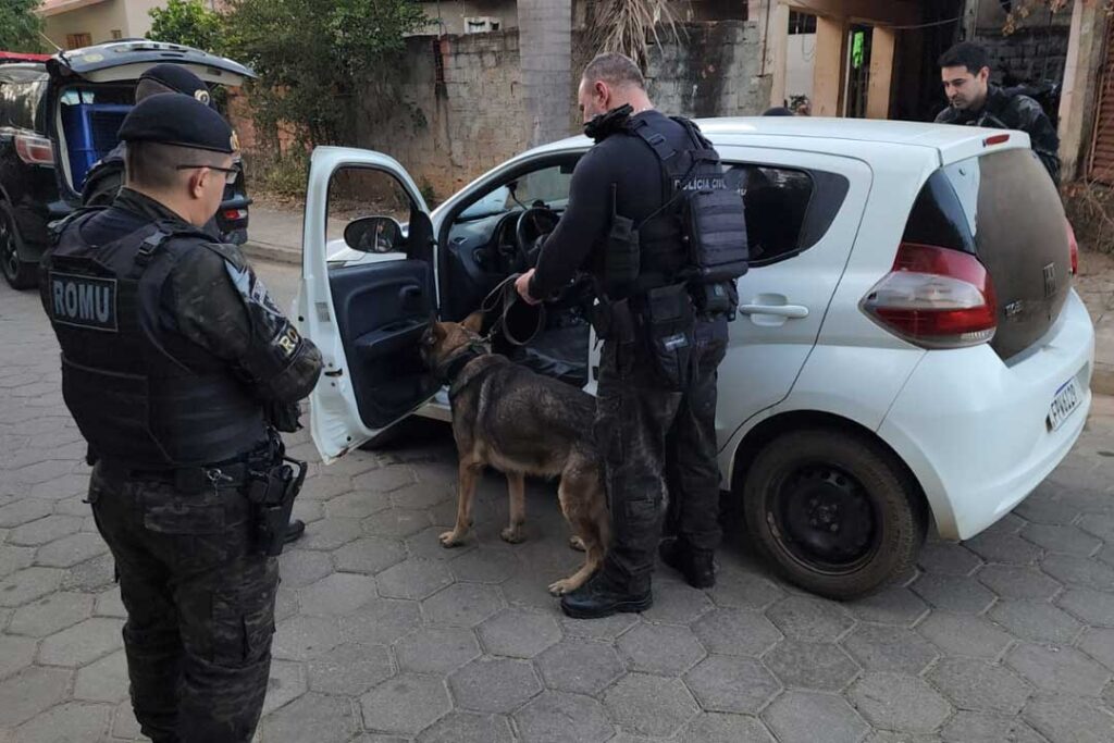 Cão farejador auxilia as forças policiais a localizarem entorpecentes escondidos durante a operação "Expiatio" em Capivari. Foto: Tonny Machado