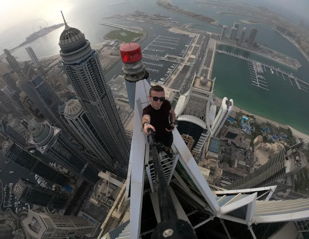 O francês Remi Lucidi costuma subir no topo de prédios e tirar selfies de lá. Segundo a imprensa de Hong Kong, ele morreu ao cair de um edifício na ilha, em julho de 2023 — Foto: Reprodução/Redes sociais