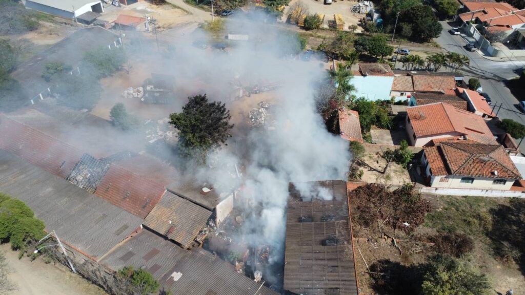 Incêndio atinge área de cooperativa de reciclagem em Elias Fausto — Foto: Tonny Machado