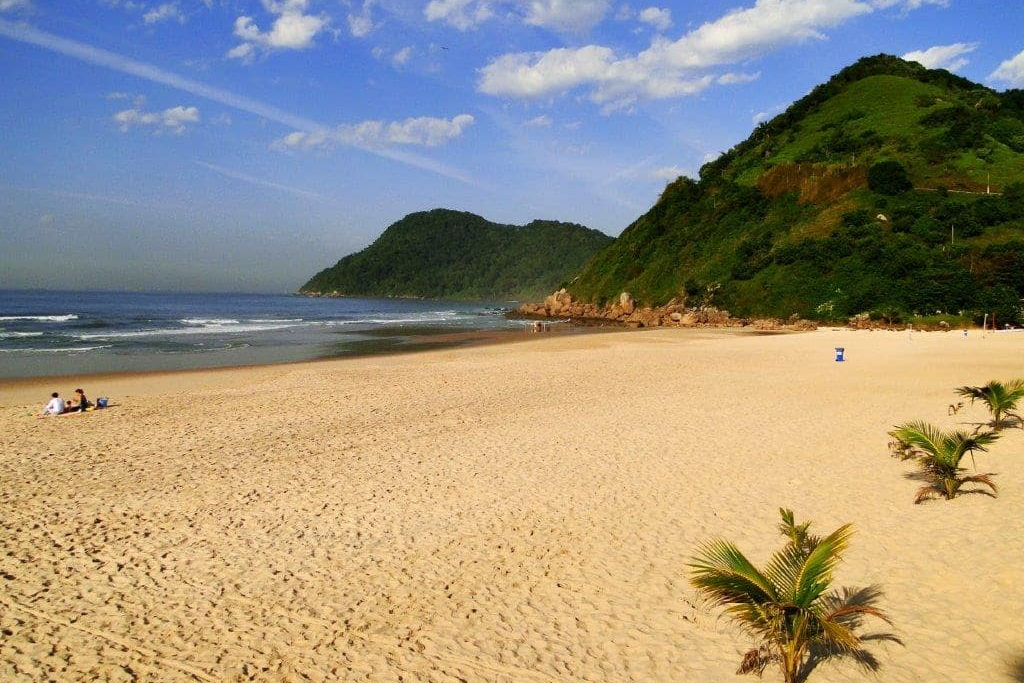 Única praia com selo internacional Bandeira Azul de SP fica a 3h de Itu - Foto: Praia do Tombo - Guarujá