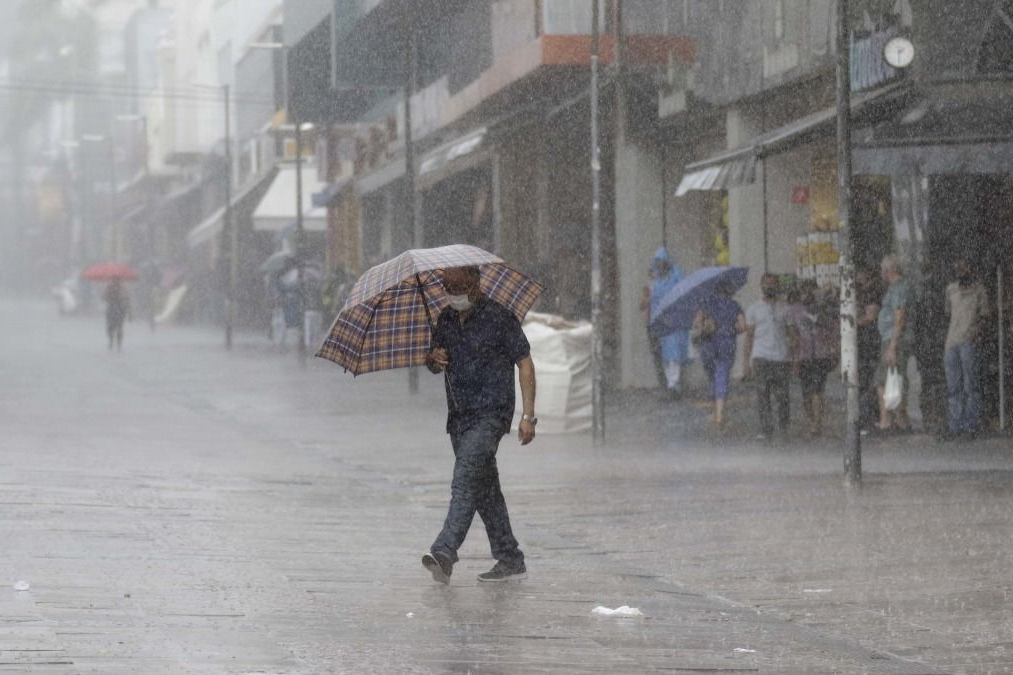 Previsão do Tempo para São Paulo: Chuvas Intensas e Frente Fria se Aproximam - Foto: Denny Cesare/Código 19