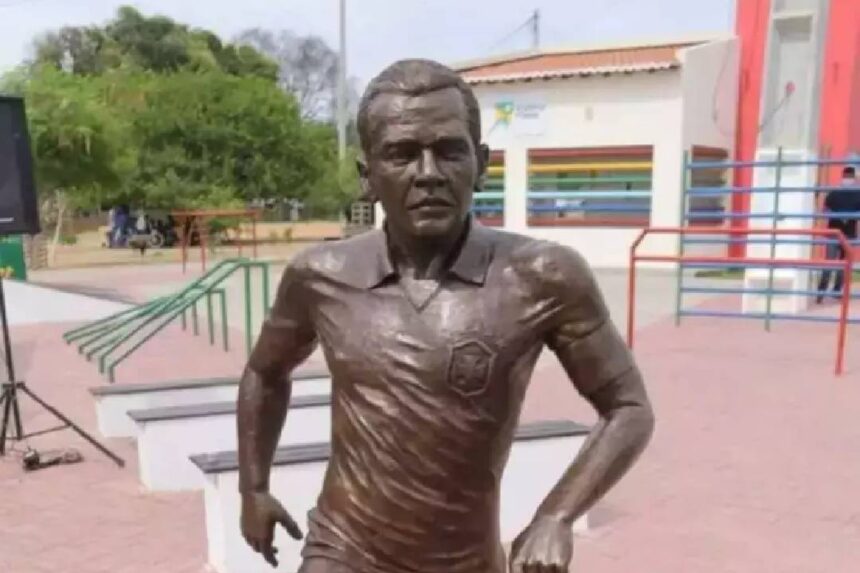 Estátua de Daniel Alves deve ser mantida em sua cidade natal - Foto: Divulgação/Lance!