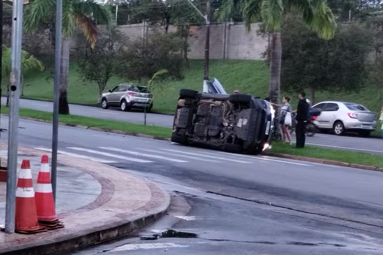Motorista Capota Carro Após Passar Mal e Colide com Veículo Estacionado em Limeira