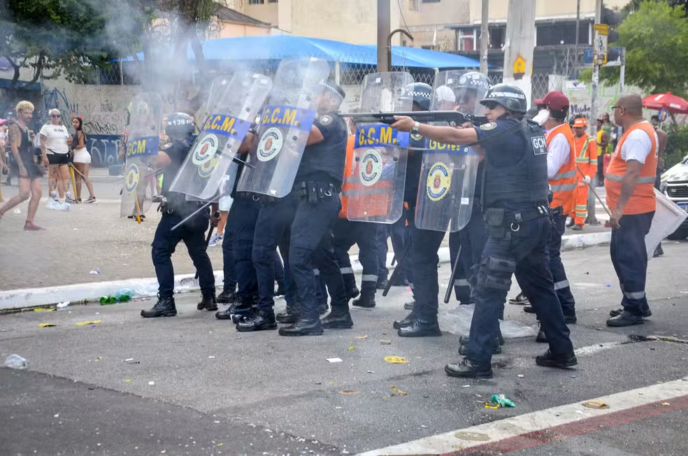 Guarda Civil Usa Spray de Pimenta e Bala de Borracha para Dispersar Bloco em SP — Foto: LEONARDO RAMOS/FOTOARENA/ESTADÃO CONTEÚDO