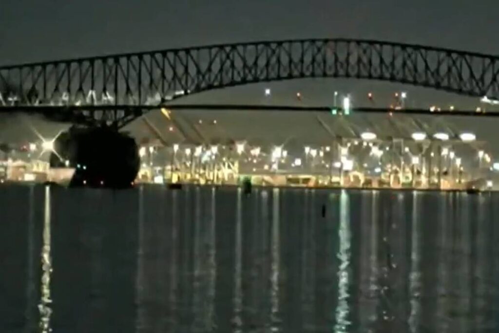 Ponte desmorona após ser atingida por navio nos EUA - Foto: Reprodução