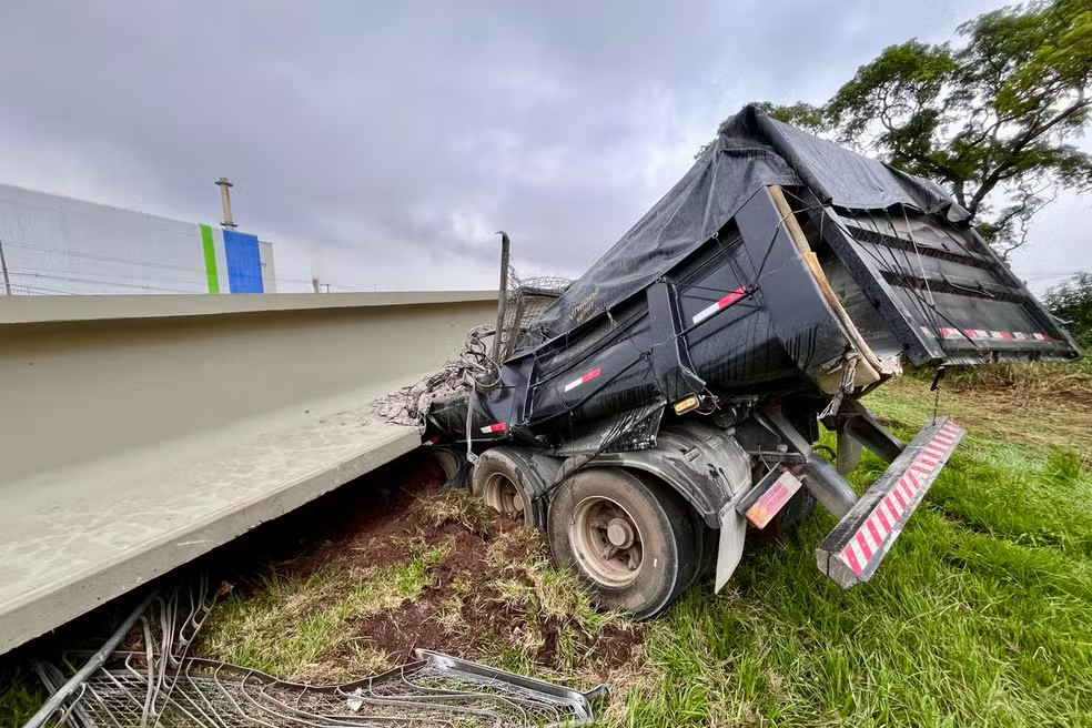 Passarela da Rodovia Anhanguera desaba após caminhão colidir com viga — Foto: Ely Venâncio/EPTV
