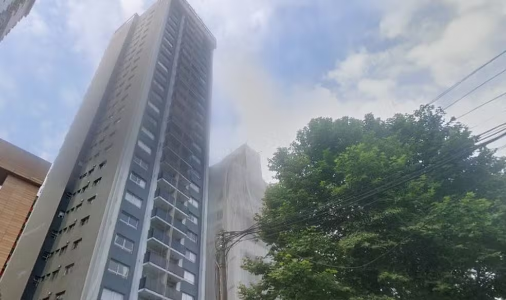 Morador de cobertura é preso após corta corda que segurava trabalhador que limpava fachada de prédio em Curitiba — Foto: Reprodução/Google Maps