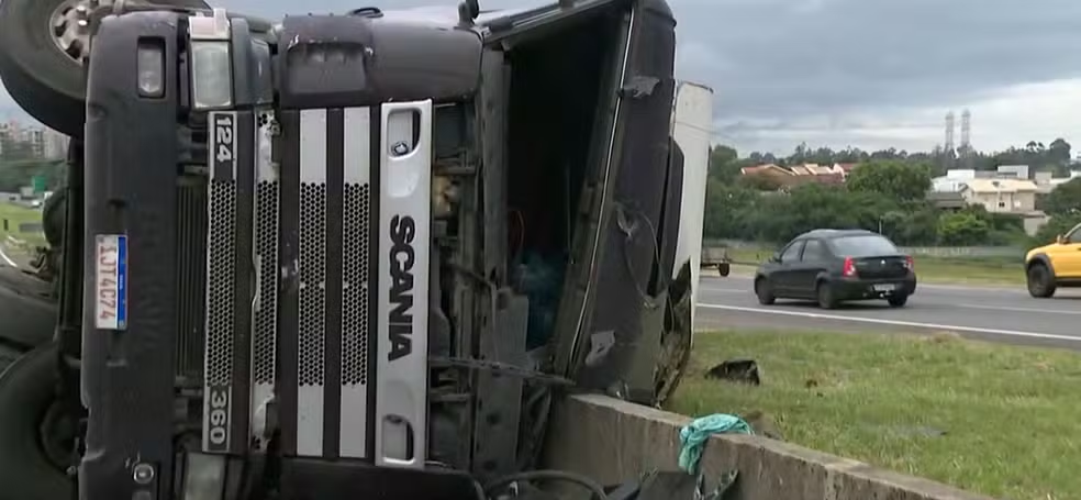 Caminhão tomba na Rodovia D. Pedro I em Campinas e causa congestionamento — Foto: Reprodução/EPTV