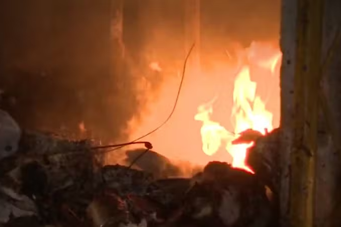 Incêndio atinge depósito de materiais recicláveis em Santa Bárbara d'Oeste  — Foto: Reprodução/EPTV