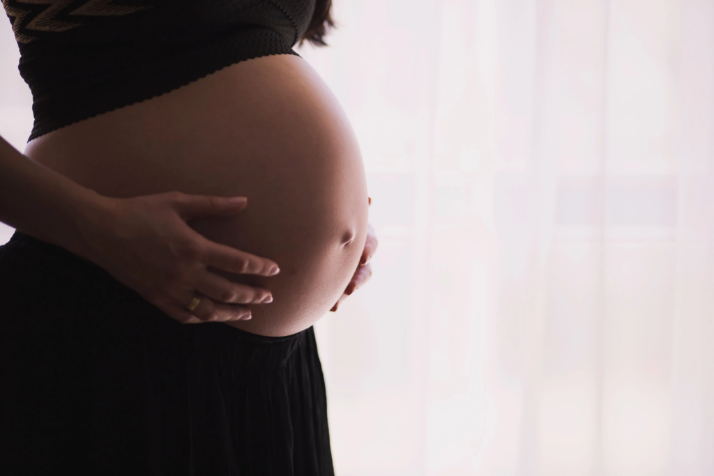 INSS alerta que salário-maternidade pode ser pedido gratuitamente e sem intermediários - Foto: Reprodução