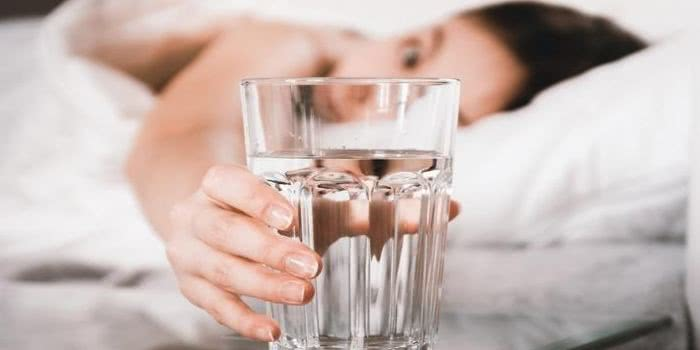 Beber água em jejum traz mais benefícios para a nossa saúde? - Foto: Reprodução