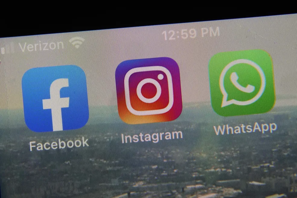 WhatsApp, Instagram e Facebook enfrentam instabilidade no mundo todo nesta quarta-feira — Foto: Richard Drew/AP