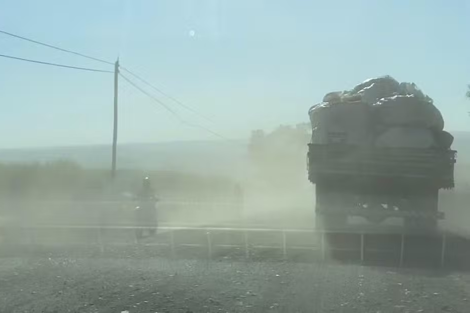 Falta de pavimentação em estrada de Piracicaba causa riscos a motoristas devido a poeira — Foto: Reprodução/EPTV