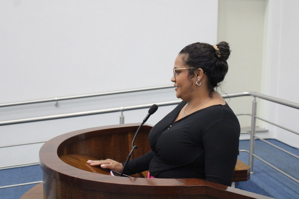 Vereadora Paloma Tatiane durante tribuna falando sobre as questões que precisam de atenção no município